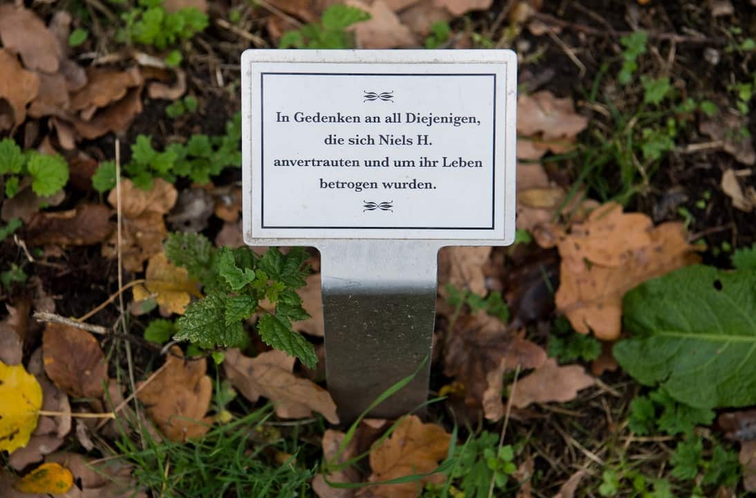 A commemorative plaque for victims of the nurse Niels Hoegel.