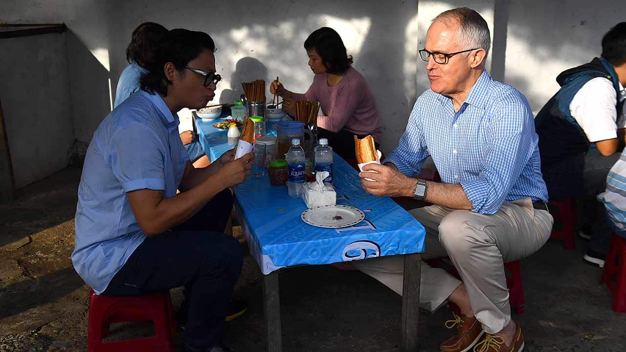 Malcolm Turnbull gets stuck into his first Banh Mi breakfast in Da Nang with celebrity chef Luke Nguyen.