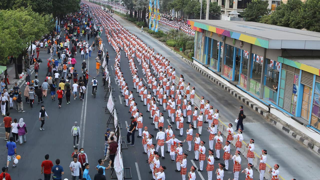 More than 60,000 people performed the collective dance on the main street. 