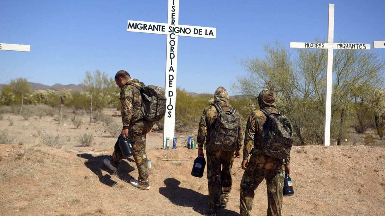 Migrants set out to cross the US-Mexico border.