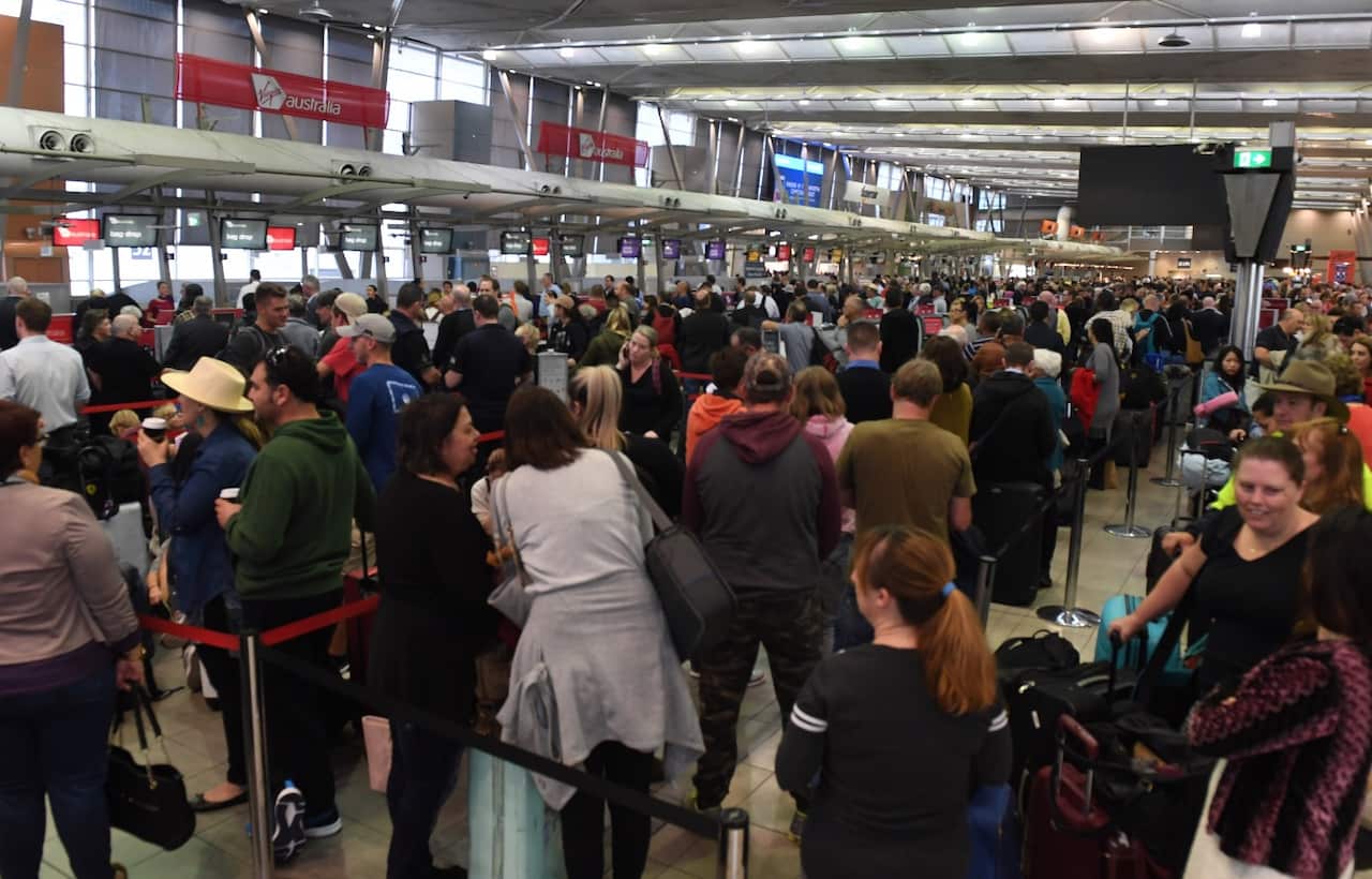 Huge queues at Sydney Airports T2 Domestic Terminal as passengers are subjected to increased security, Sydney, Australia, Monday, July 31, 2017. (AAP)