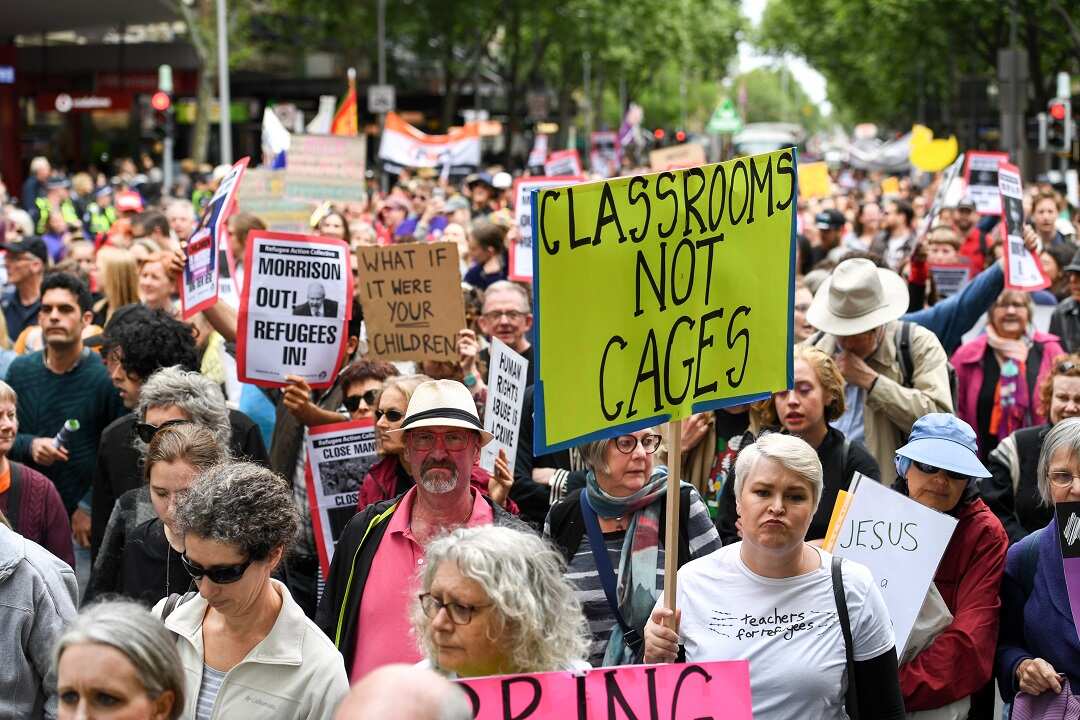 Thousands gathered at Melbourne's State Library on Saturday to march to get refugee kids off Nauru and Manus. 