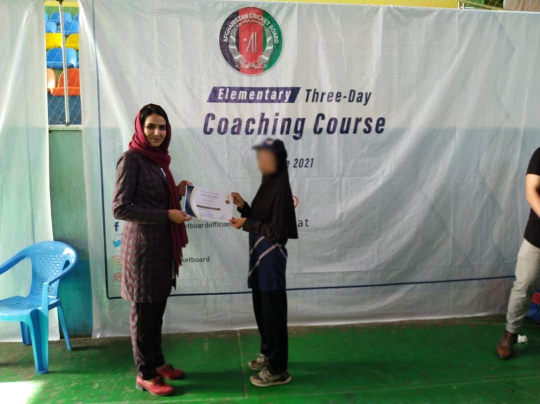 Tuba Sangar handing an award to a young cricketer
