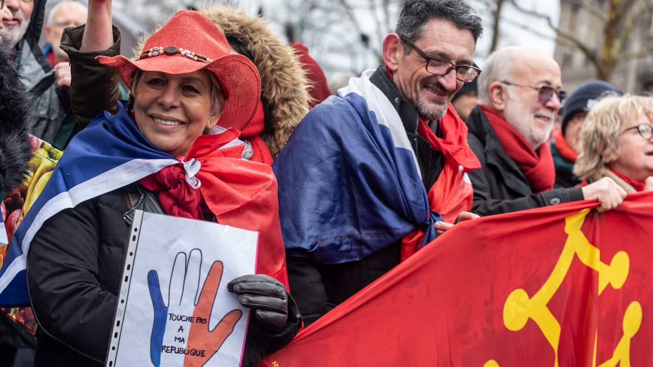 The procession joined the Republic Square in a large police escort for fear of clashes with the yellow vests who were kept out of the demonstration. 