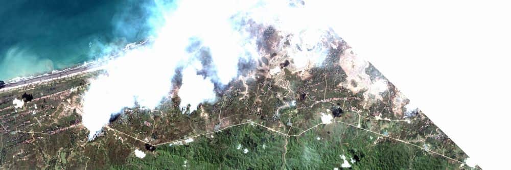 Building fires and smoke plumes in at least six villages along the coast in Maungdaw Township on the morning of 15 September 2017 .