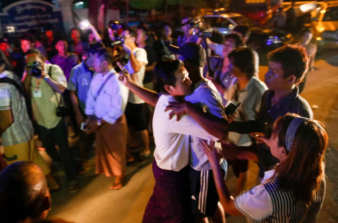 Anti-Muslim Nationalists argue with police officers in front of Mingalar Taung Nyunt police station in Yangon, Myanmar, 10 May 2017. 