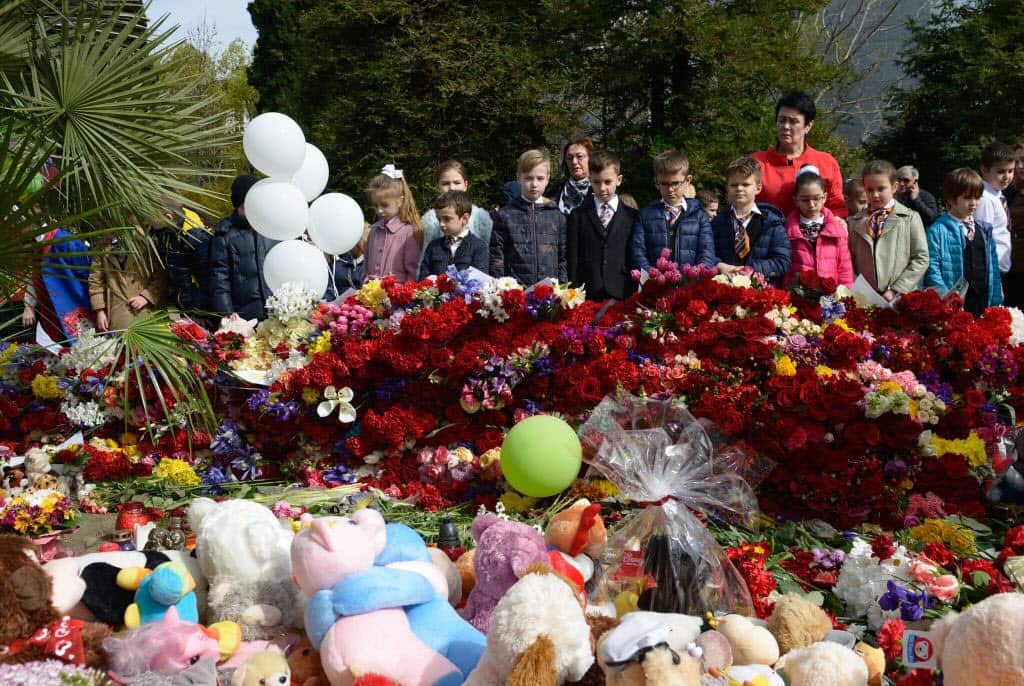 Flowers, toys, and balloons left at Navaginskaya Street on the day of national mourning for the victims of a fire that engulfed the Zimnyaya Vishnya mall.