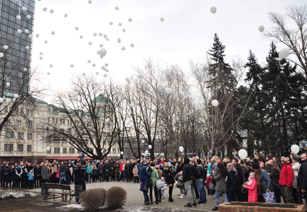 People gather in Donetsk, Ukraine to mourn the victims of the March 25 fire at the Zimnyaya Vishnya [Winter Cherry] shopping centre.