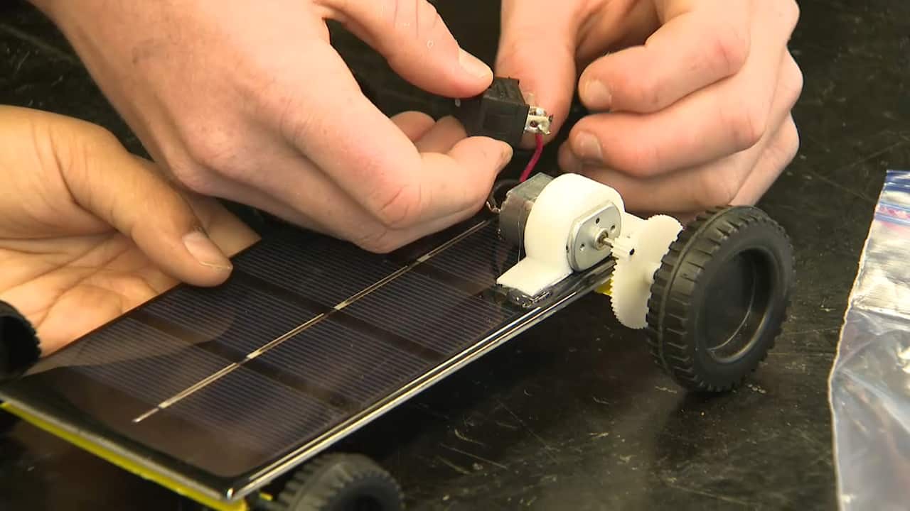 Marsden High School students make solar powered cars