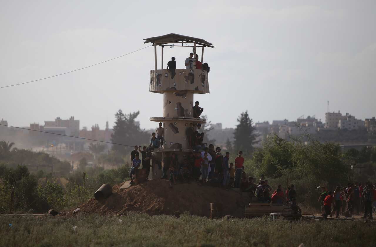 Palestinians demonstrators and Israeli forces clash on July 28, 2017 along Gaza border, east of Gaza City, as protests erupt in support of the Al-Aqsa mosque compound after Israeli police barred men under 50 from Friday prayers in the Old City of Jerusale