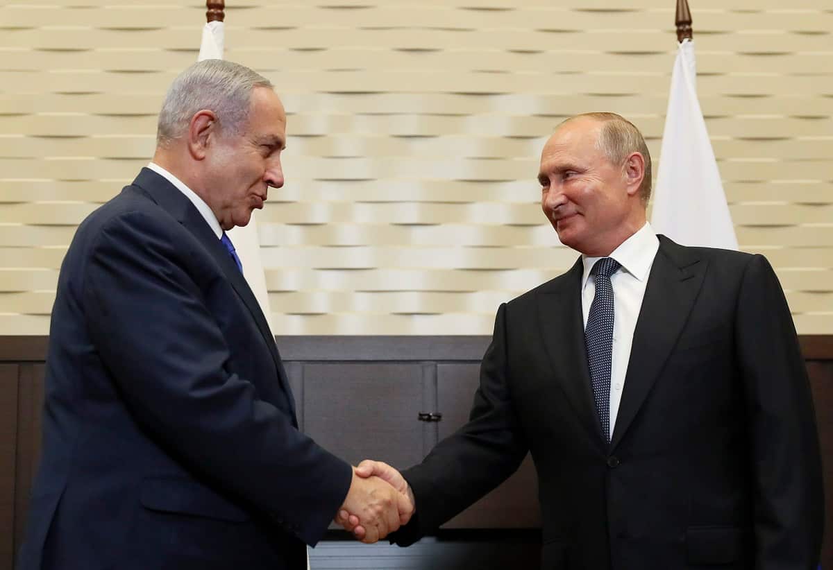 Russian President Vladimir Putin (R) shakes hands with Israeli Prime Minister Benjamin Netanyahu (L) 12 September 2019. 