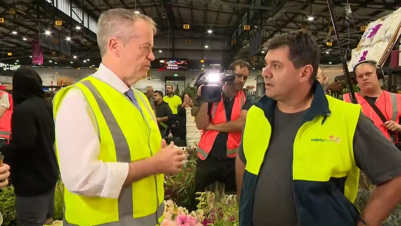 Bill Shorten spoke to workers at the Sydney market.