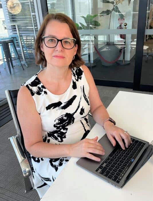 Dr Pfeiffer at her laptop.