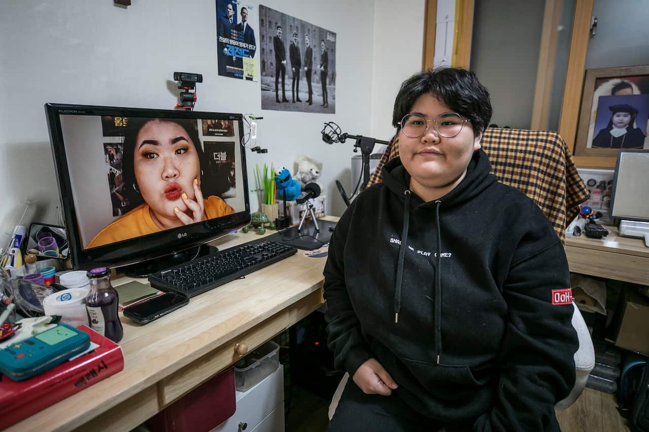 Bae Eun-jeong, known as Lina Bae, was a YouTube star who gave beauty tutorials.