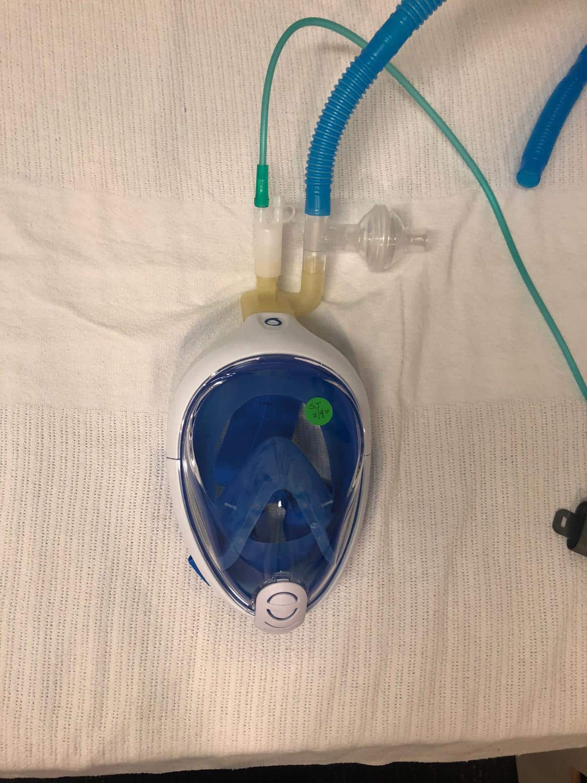 The adapted snorkel mask can limit the spread of contaminated droplets.