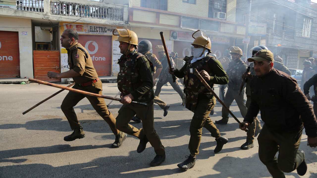 Indian police chase protestors during curfew in Jammu, India on 16/2/19. 