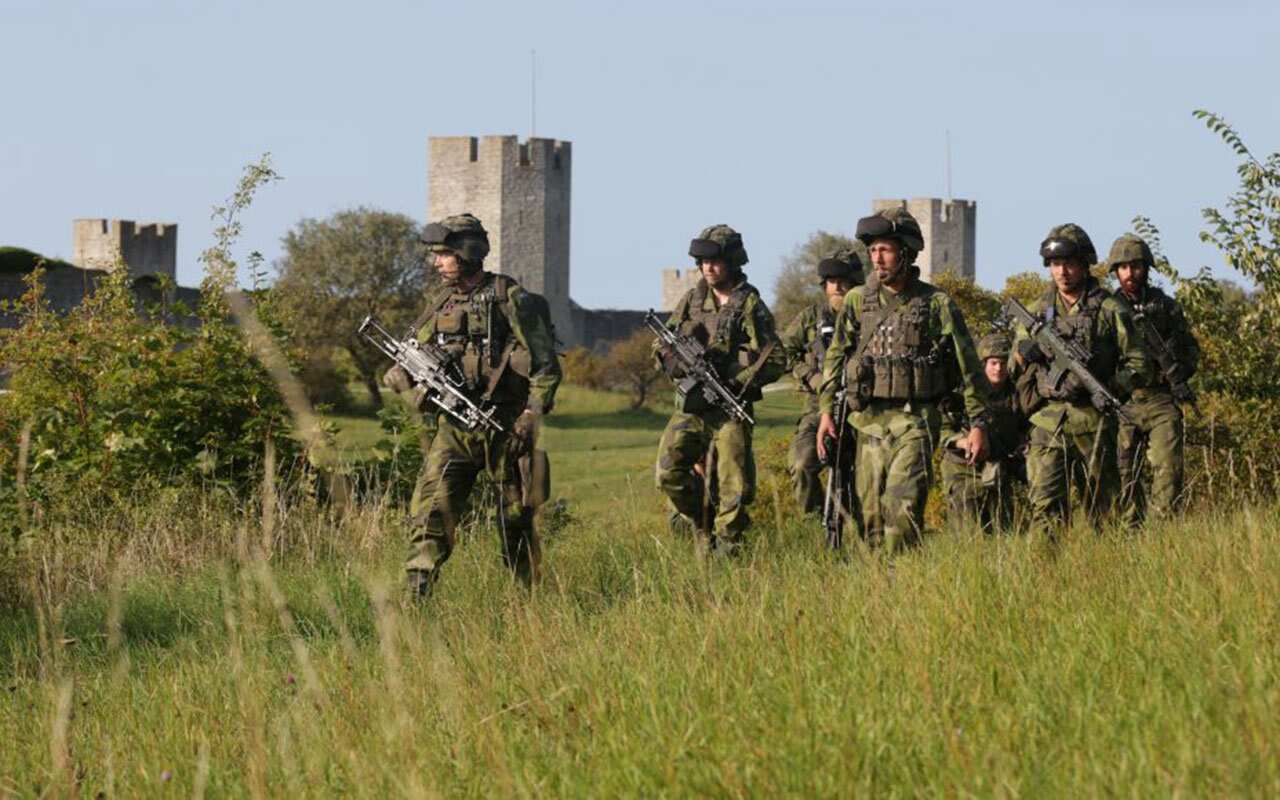 This picture taken on September 14, 2016 shows Swedish military patrolling outside Visby, on Gotland island, Sweden. 