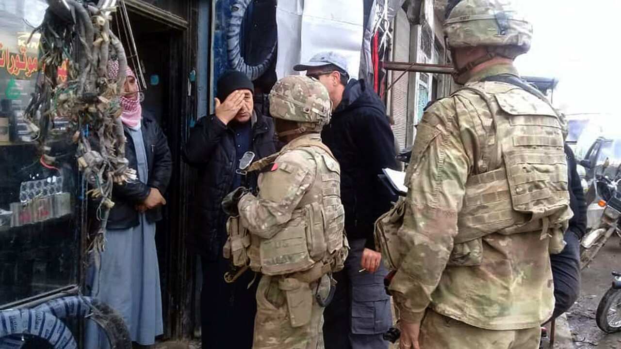 US troops based around the Syrian town of Manbij speaking with residents, in northern Syria on 23/12/18.
