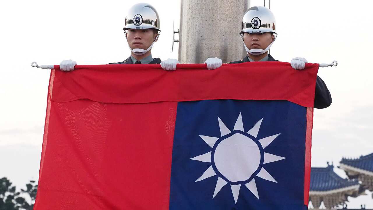 Soldiers perform flag-lowering ceremony at the Liberty Square in Taipei, Taiwan, 20 December 2018.