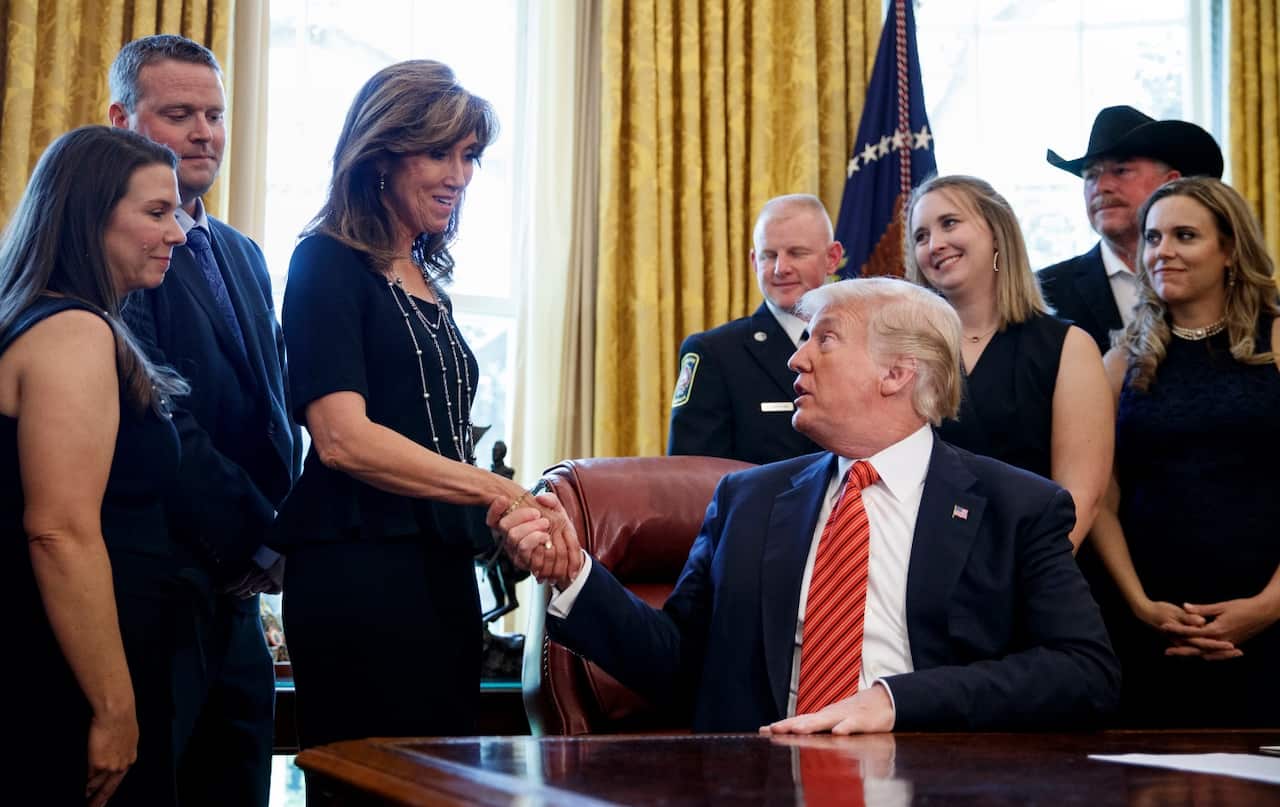 President Donald Trump looks to pilot Tammie Jo Shults, second from left, and first officer Darren Ellisor, left.