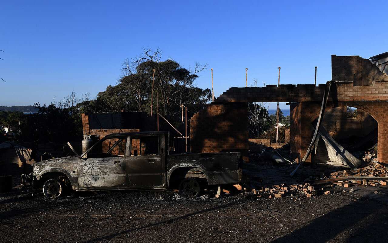 Cops drove past and yelled 'Evacuate!': Tathra residents had trouble receiving bushfire warnings.