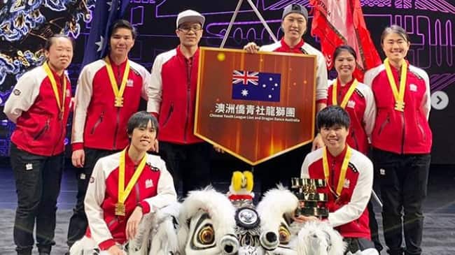 Cai Tse with her team.