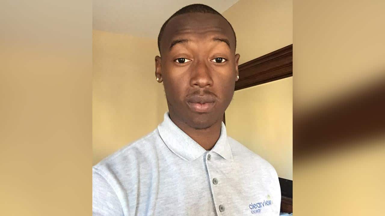 D’Arreion Toles posted the incident on his Facebook page later saying that the police arrived 30 minutes later.