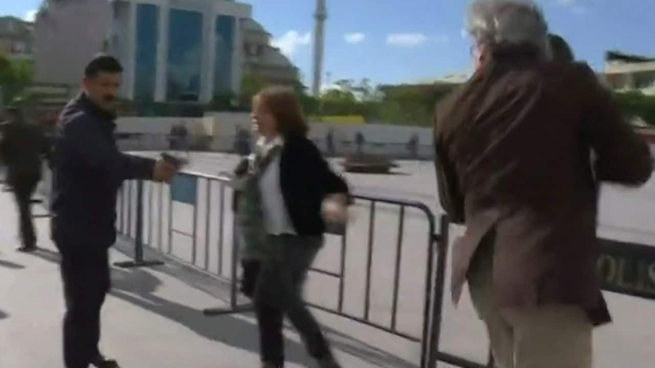 The moment Dündar was shot at outside an Istanbul court was caught on camera.