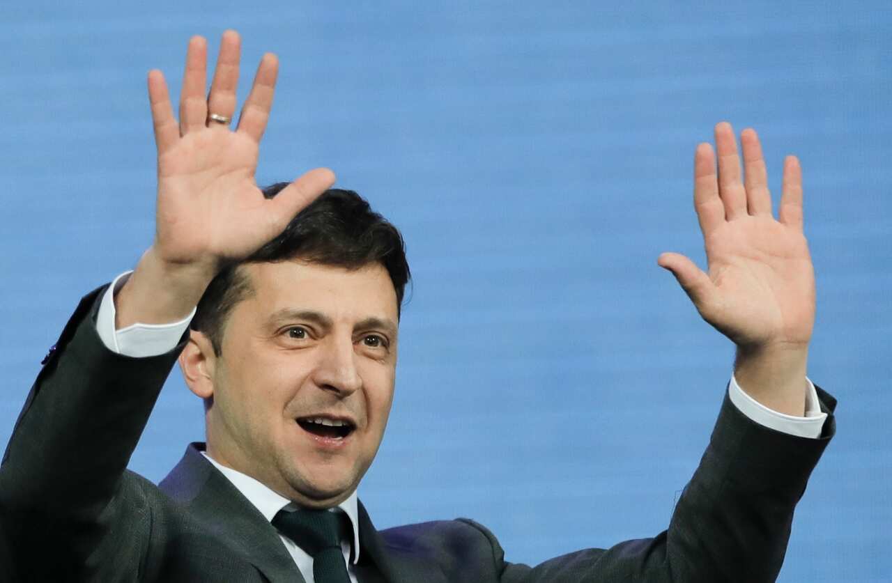 Ukrainian presidential candidate and popular comedian Volodymyr Zelenskiy waves before the final debate of the electoral campaign 
