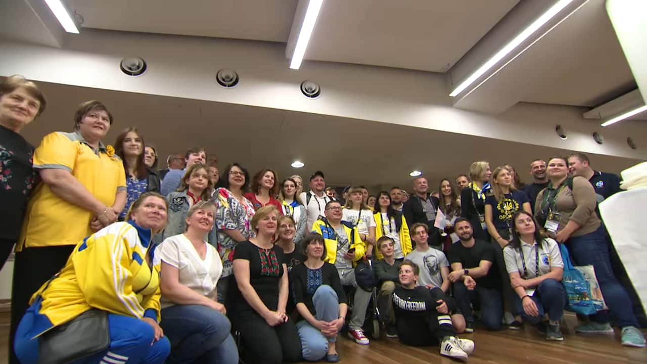 Ukraine community in Sydney pose with Invictus athletes