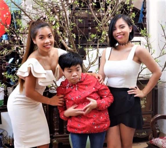 Cyana (left) with her sisters in Hanoi