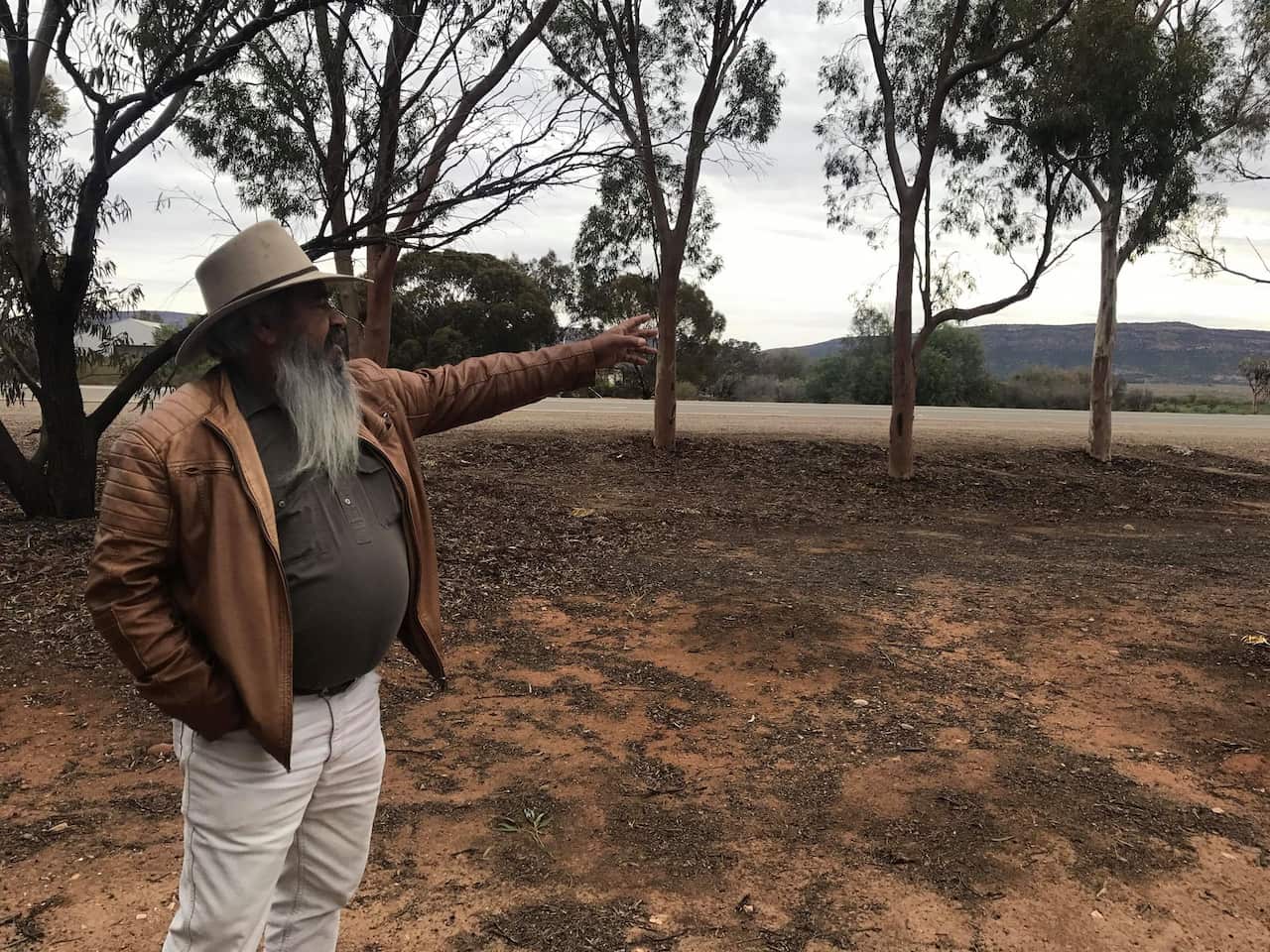 Adnyamathanha man Vince Coulthard says traditional owners should be able to participate in the postal ballot. 