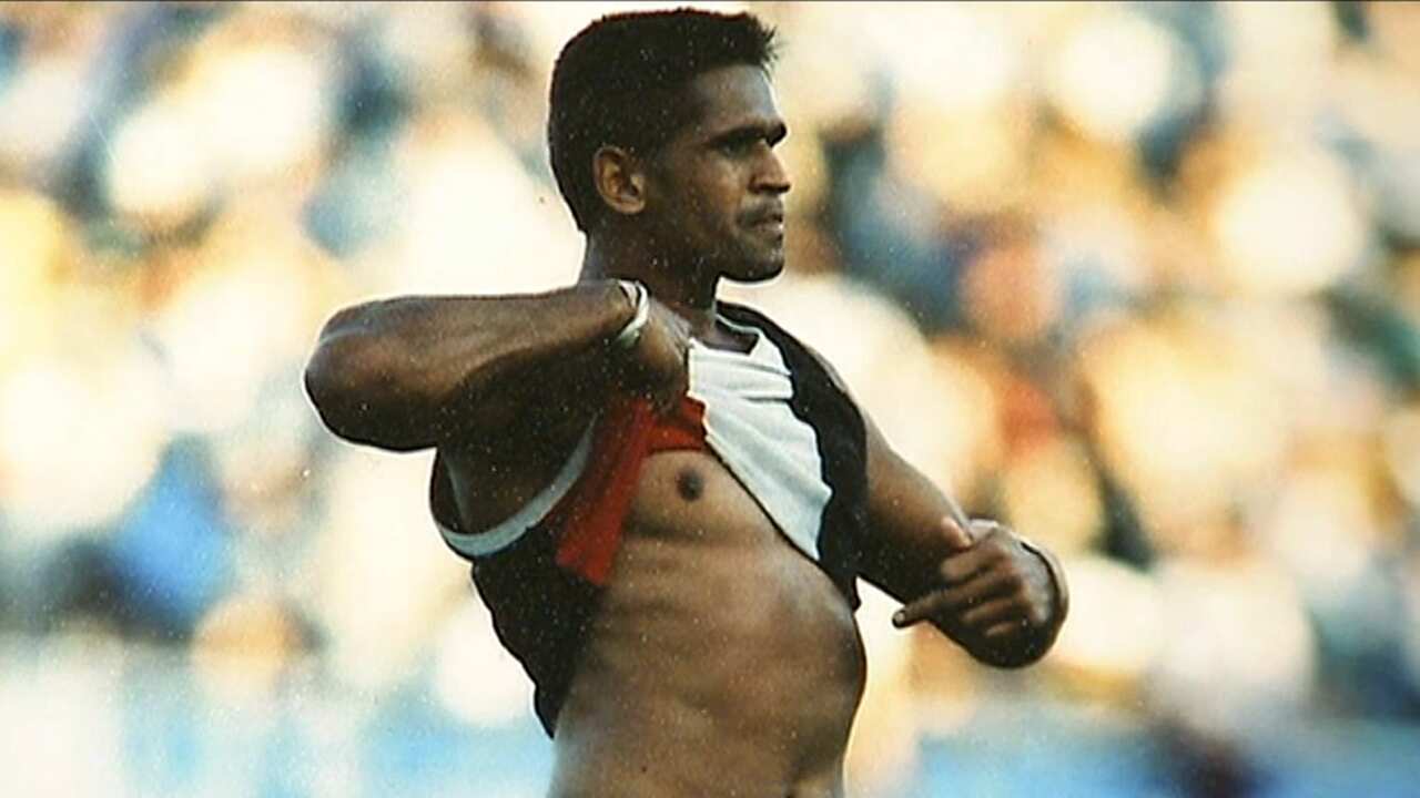 Wayne Ludbey took the iconic photograph that has now been immortalised in the form a bronze statue.