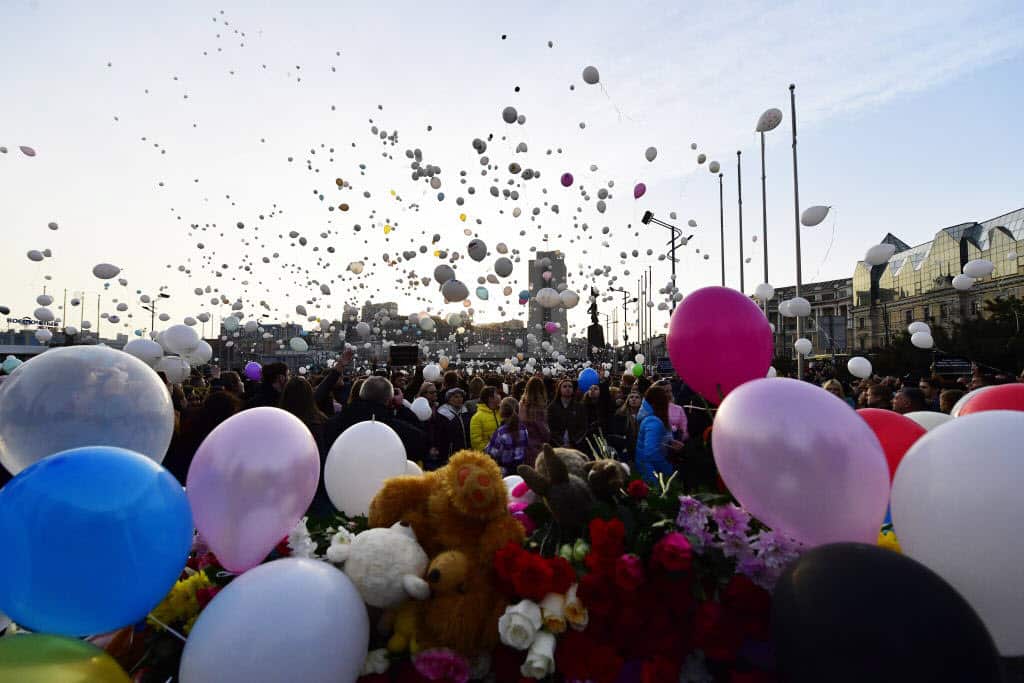 People let go of balloons in memory of the Kemerovo shopping mall fire victims. 