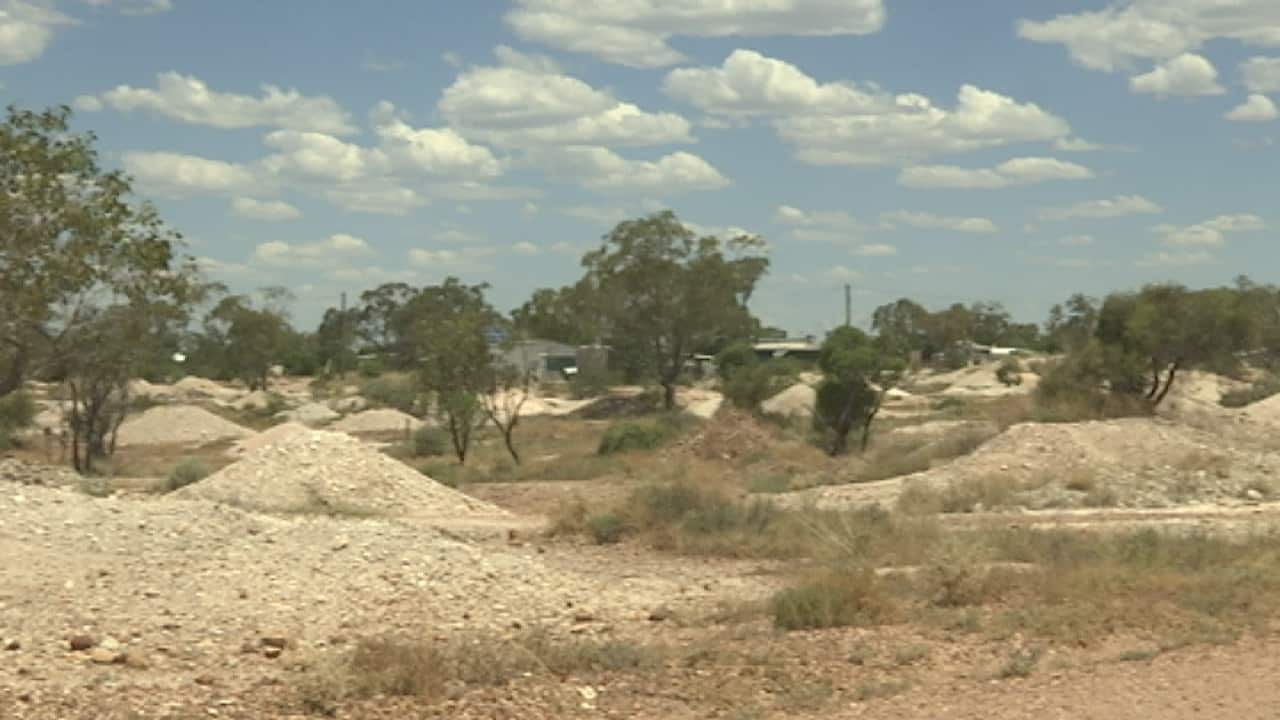 Clusters of housing can be found along the Lightning Ridge mining flats.