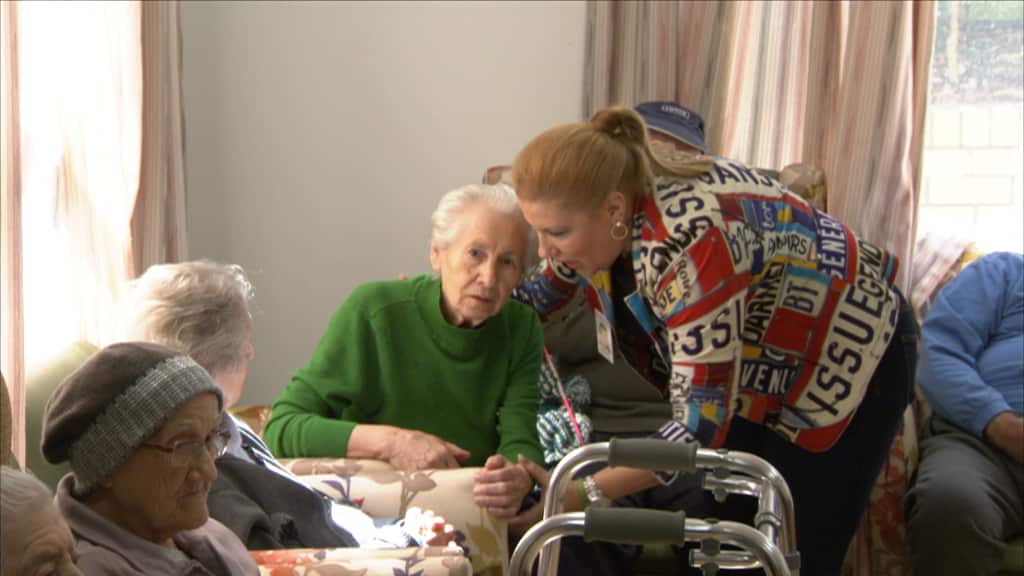 Worker Nectaria Stavrou and a resident. (SBS World News)