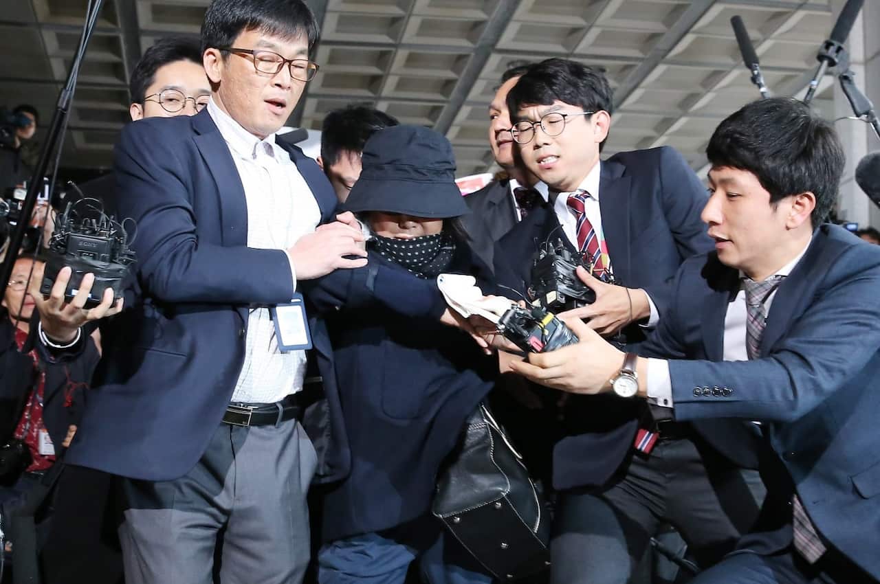 Choi Soon-sil (C) arrives at the Seoul Central District Prosecution Office for questioning in Seoul, South Korea, 31 October 2016. (AAP)