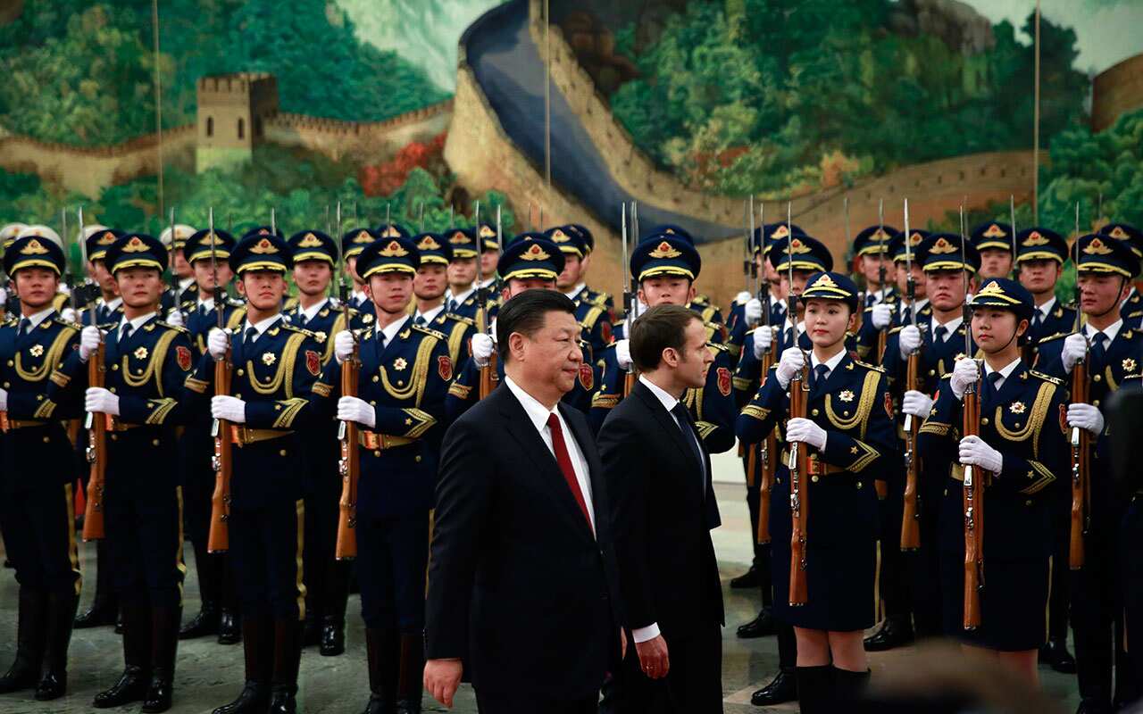 French President Emmanuel Macron (front R) and his Chinese counterpart Xi Jinping.