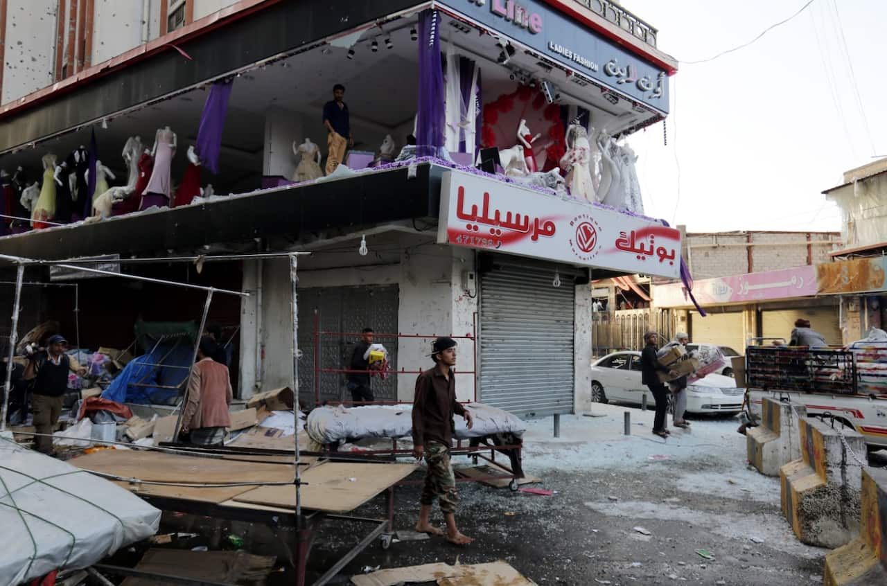 Yemeni vendors inspect a damaged mall near the residence of Yemeni ex-president Ali Abdullah Saleh on December 4 (AAP)