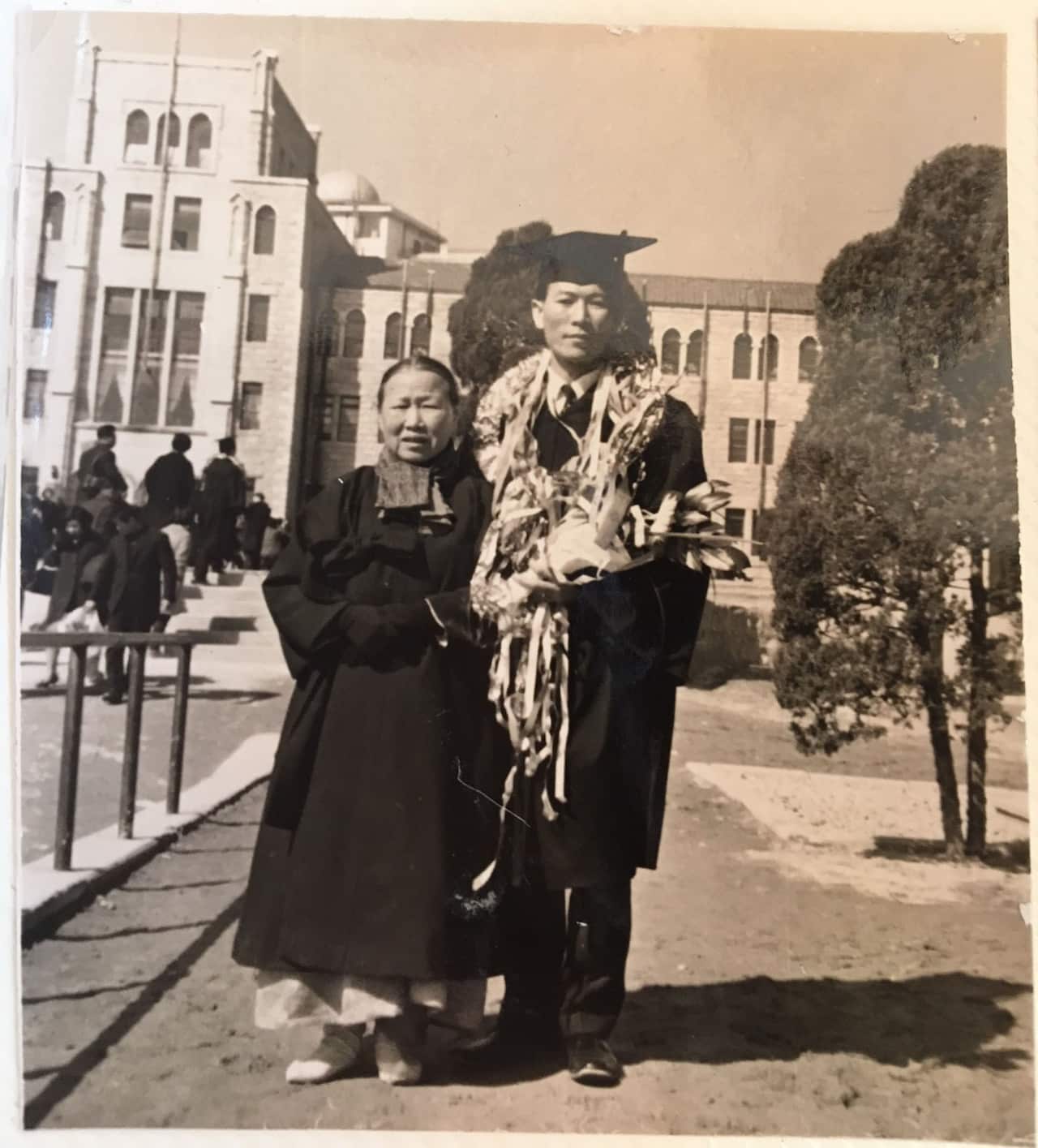 Yoon Il-Young with his mother Nam Gyeong-Hwee.