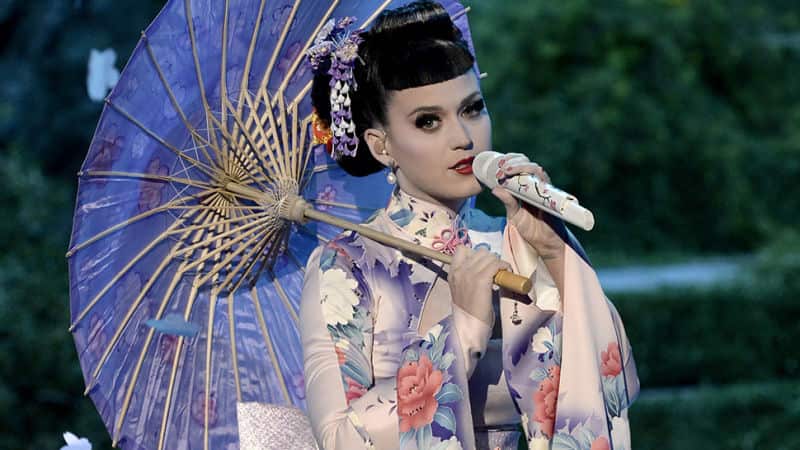 Katy Perry dressed as a geisha for her AMAs performance 2013