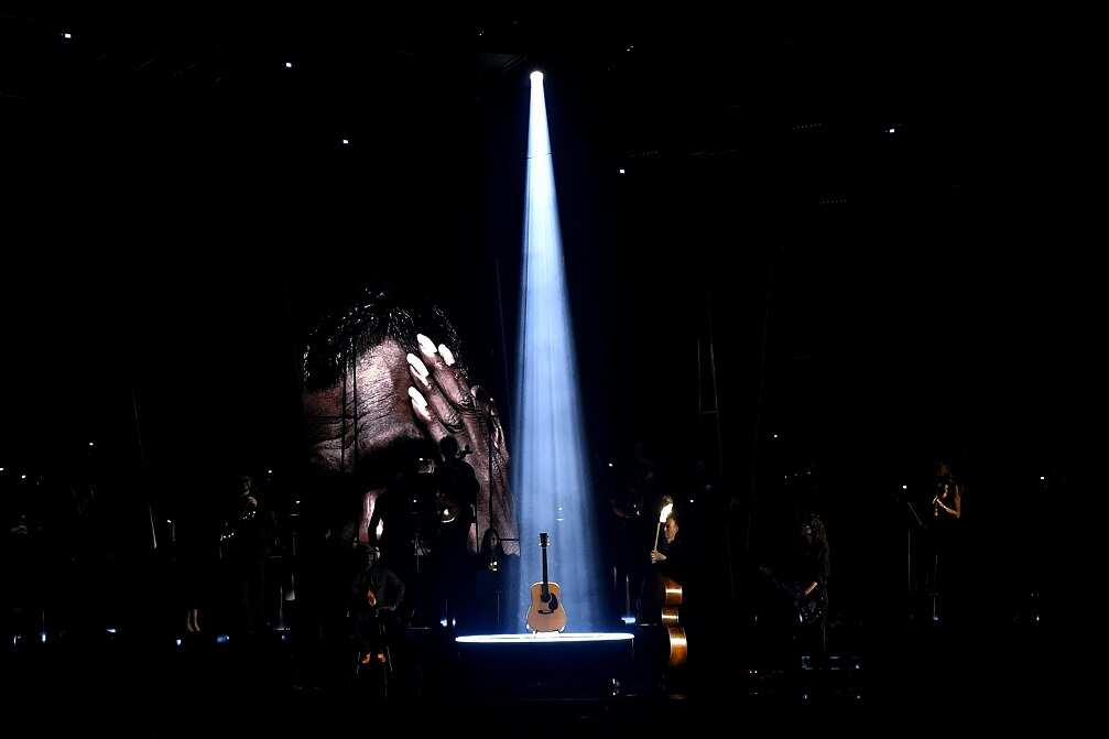 Jasmine Yunupingu and Michael Hohnen perform during a tribute to Geoffrey Gurrumul Yunupingu during the 32nd ARIA Awards at The Star, in Sydney, Wednesday, November 28, 2018. (AAP Image/Joel Carrett) NO ARCHIVING