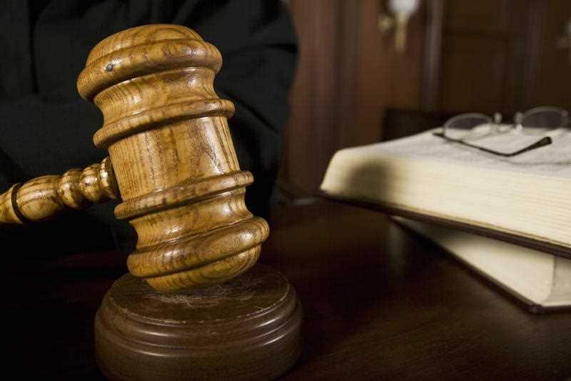 A man has committed suicide inside a Taiwan court room.