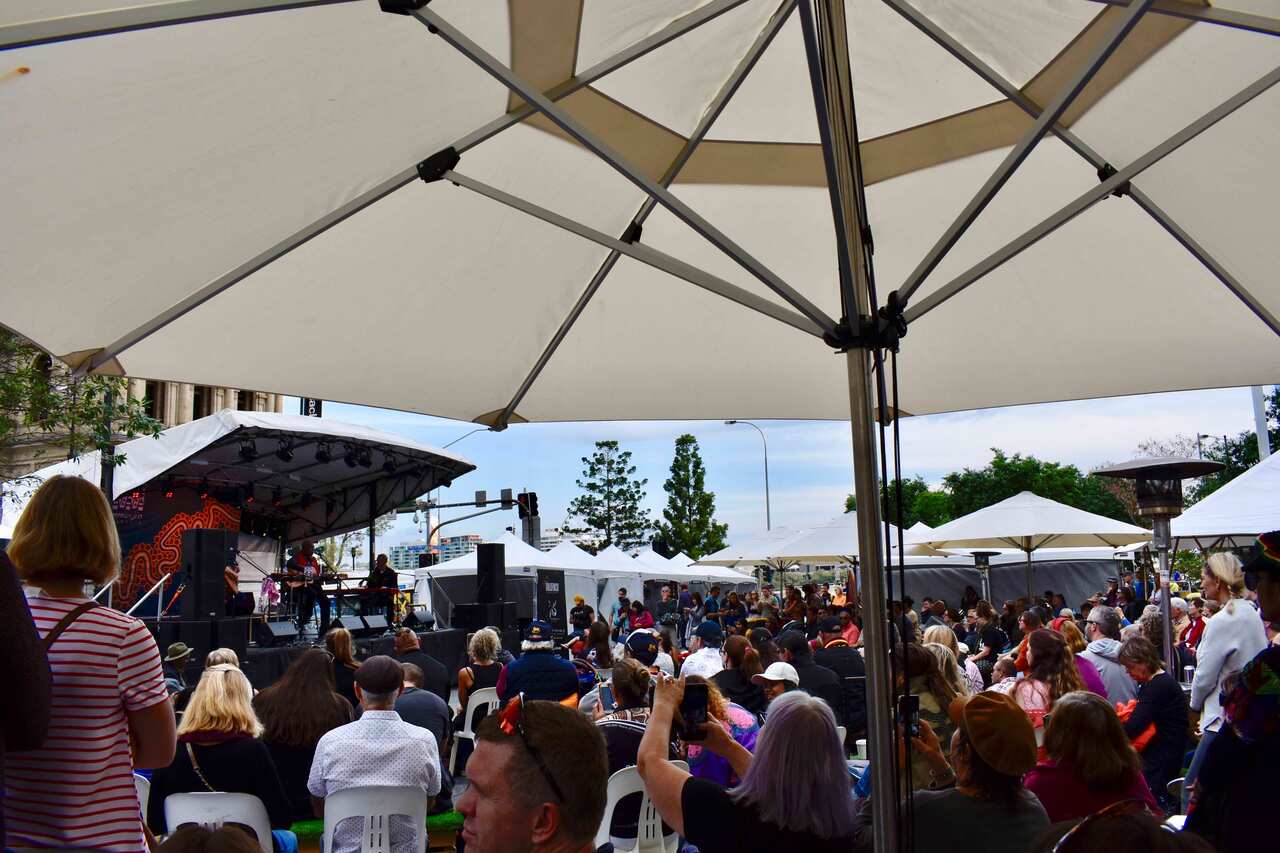 The crowd at Meeanjin markets watching Archie Roach perform.