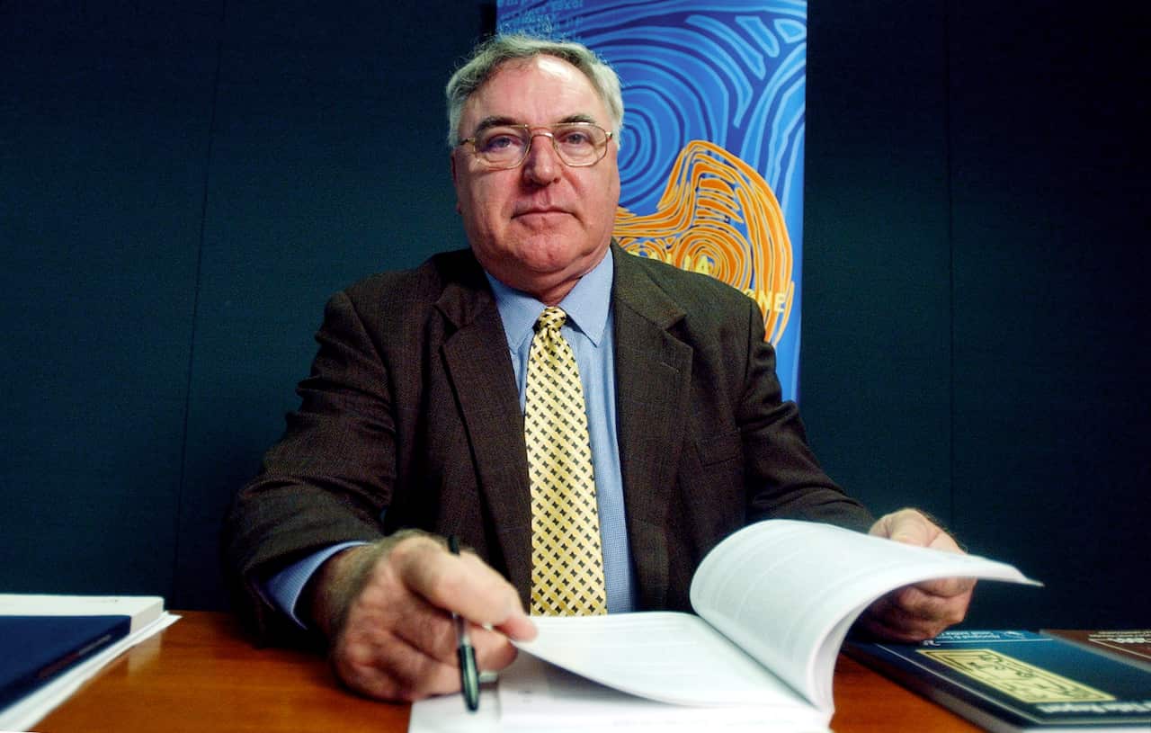 Sydney, May 15, 2002. Aboriginal and Torres Strait Islander Social Justice Commissioner Dr. William Jonas today released his annual reports into Aboriginal and Torres Strait Islander Social Justice and Native Title. (AAP Image/Dean Lewins)  NO ARCHIVING