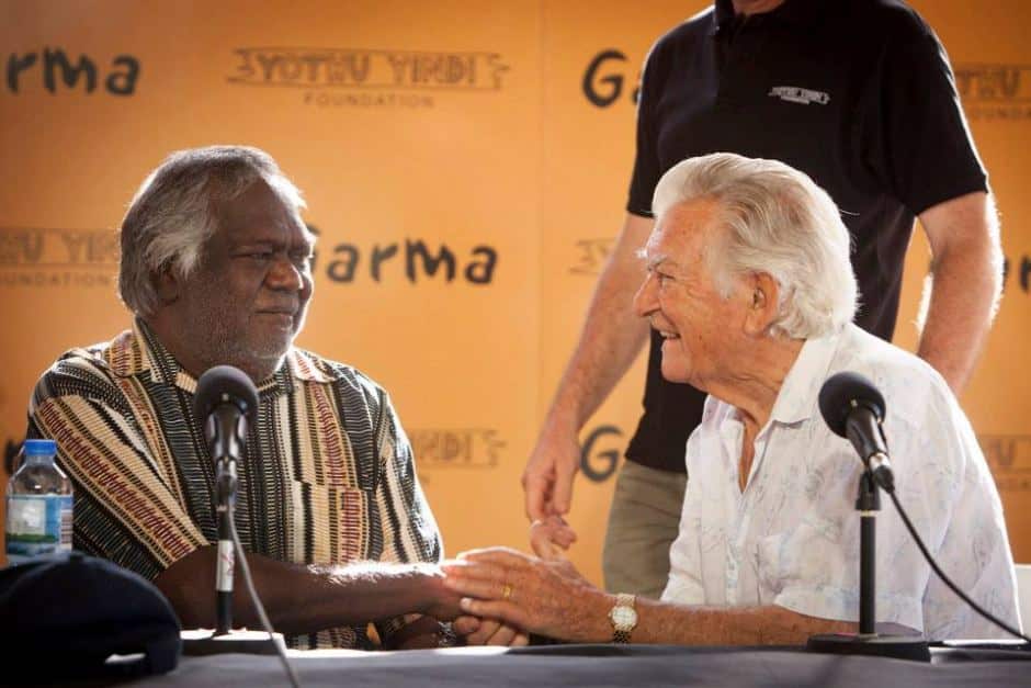Bob hawke holds galarrway yunupingu's hand 