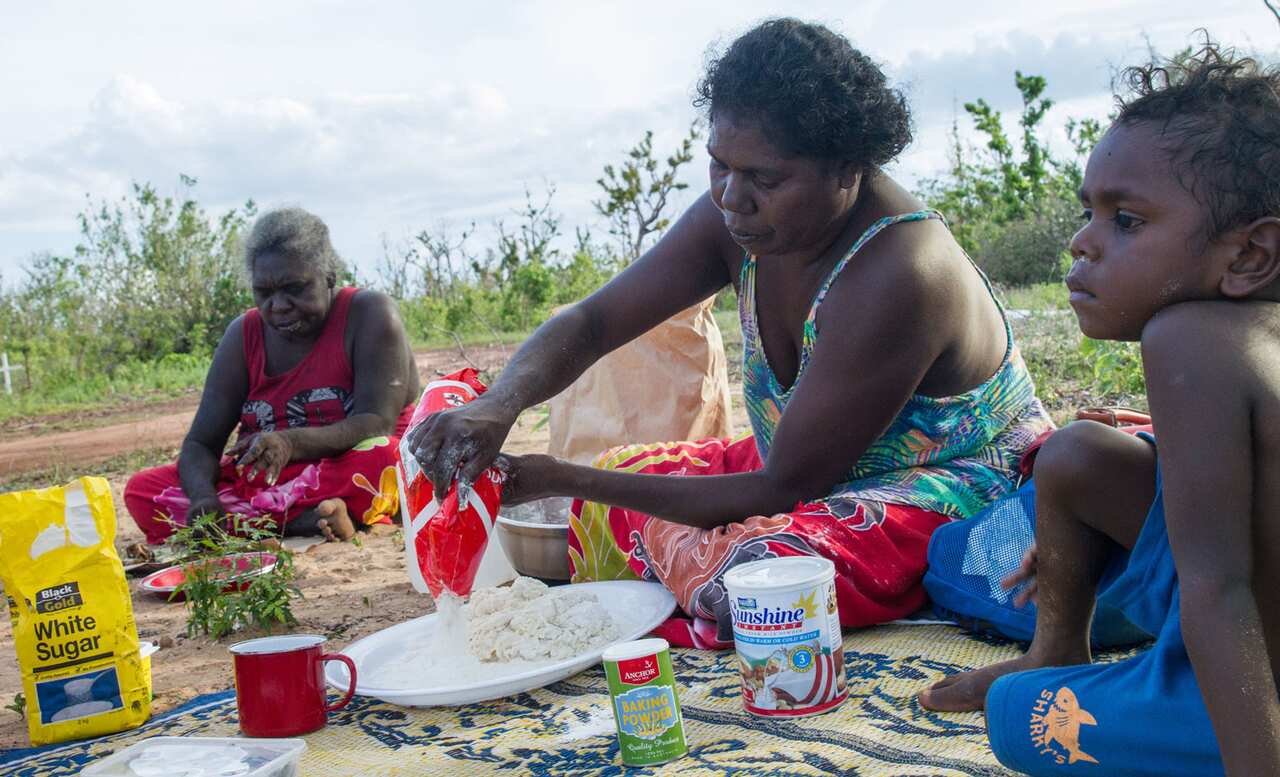 A Yolngu woman makes damper.