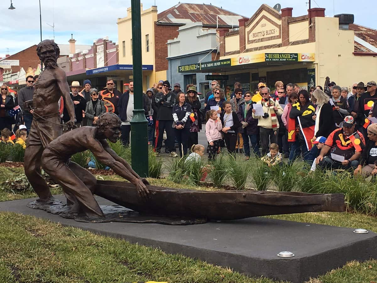 Sculpture of Yarri and Jacky Jacky unveiled on the main street of Gundagai.