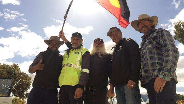 Clinton Pryor gives the thumbs-up with his support team and two Merredin elders (SBS)