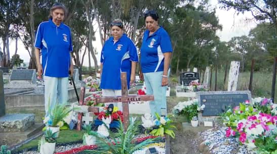 Photo of Lewis Buddy Kelly's family at his gravesite